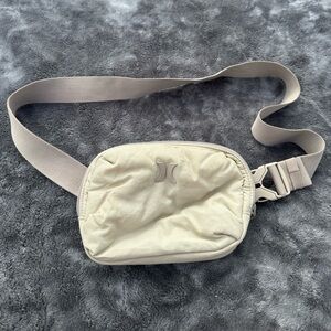 Hurley Cream/ Beige Fanny Pack🤎✨